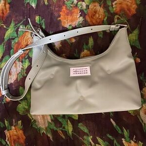 Chic Women's Shoulder Bag in Light Green